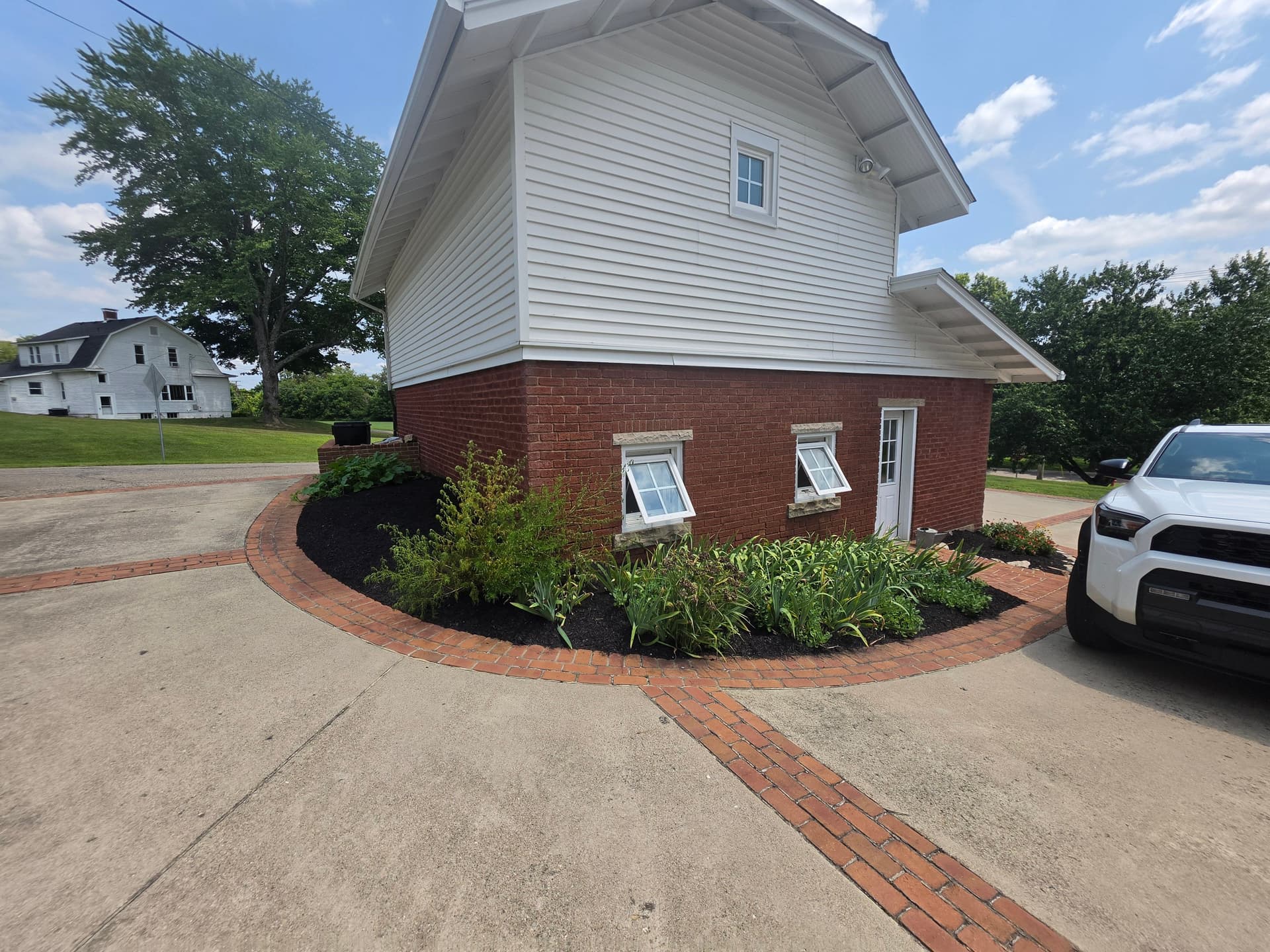 Gallery photos for Flower Bed Cleanup and Fresh Mulch in Bremen: Image #2