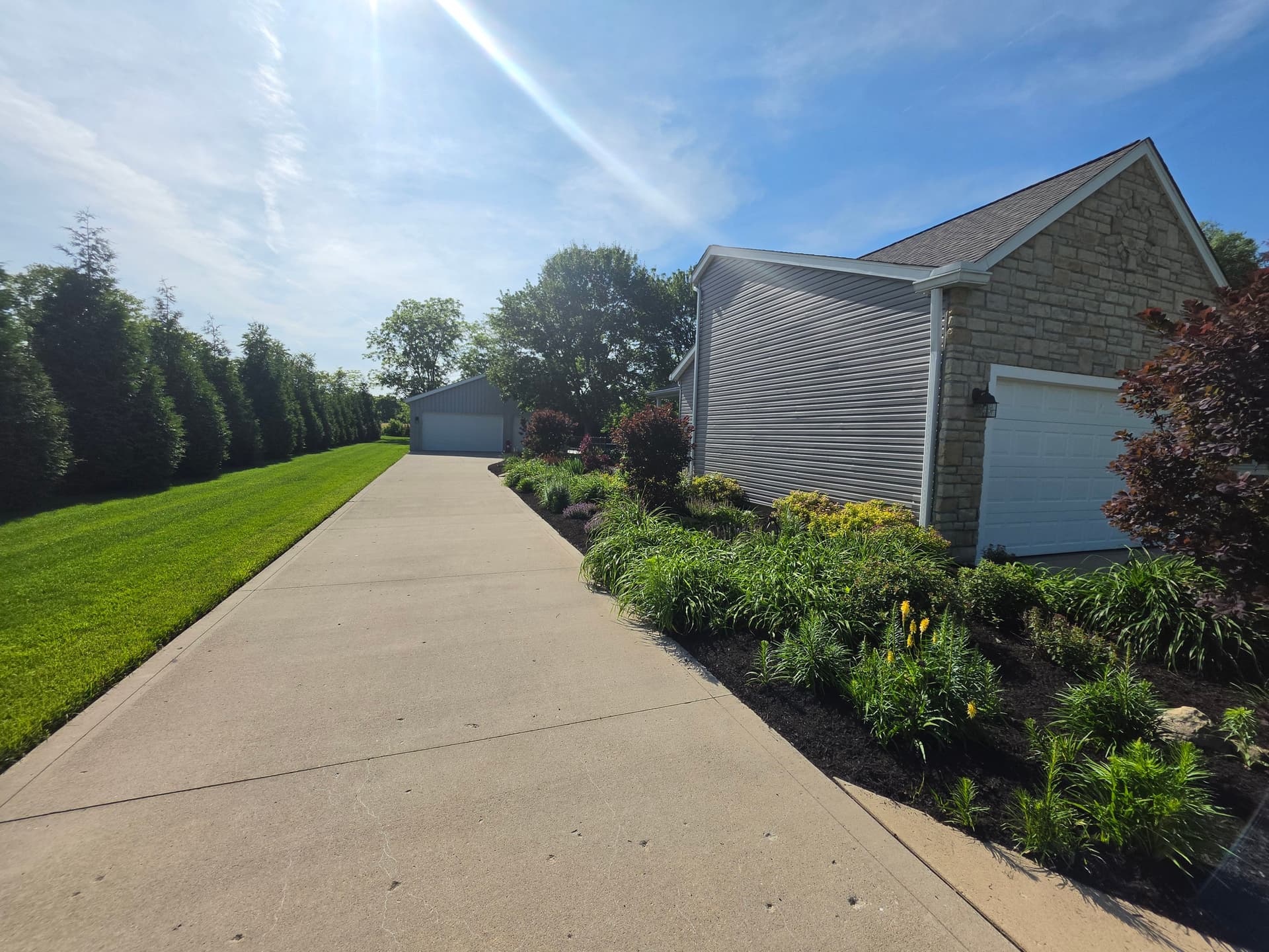 Gallery photos for Fresh Mulch and Clean Beds Keep This Landscape Looking Sharp: Image #1