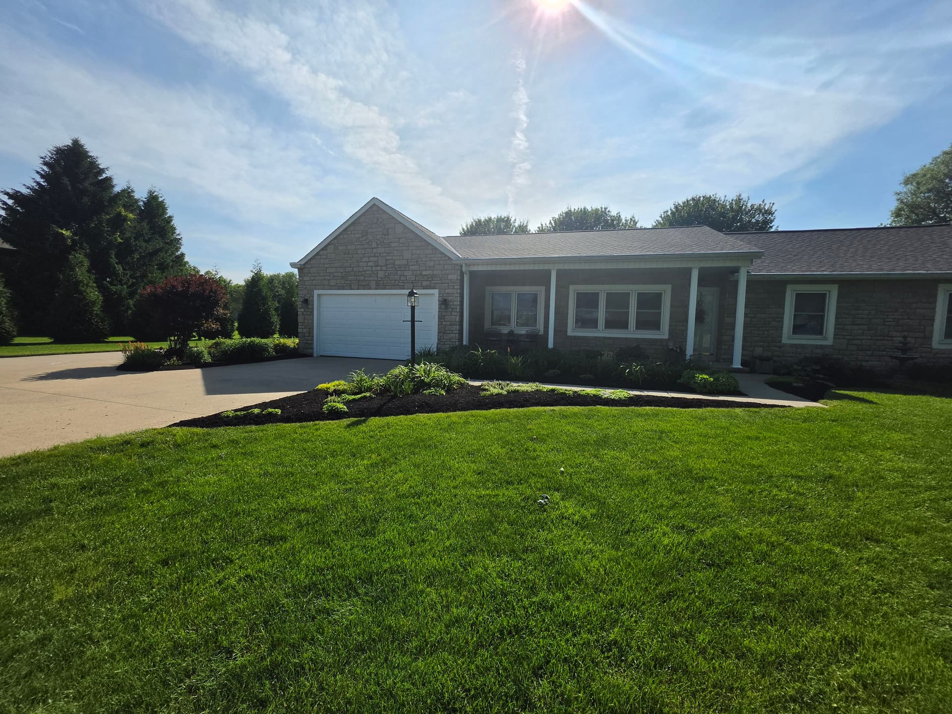 Gallery photos for Fresh Mulch and Clean Beds Keep This Landscape Looking Sharp: Image #7