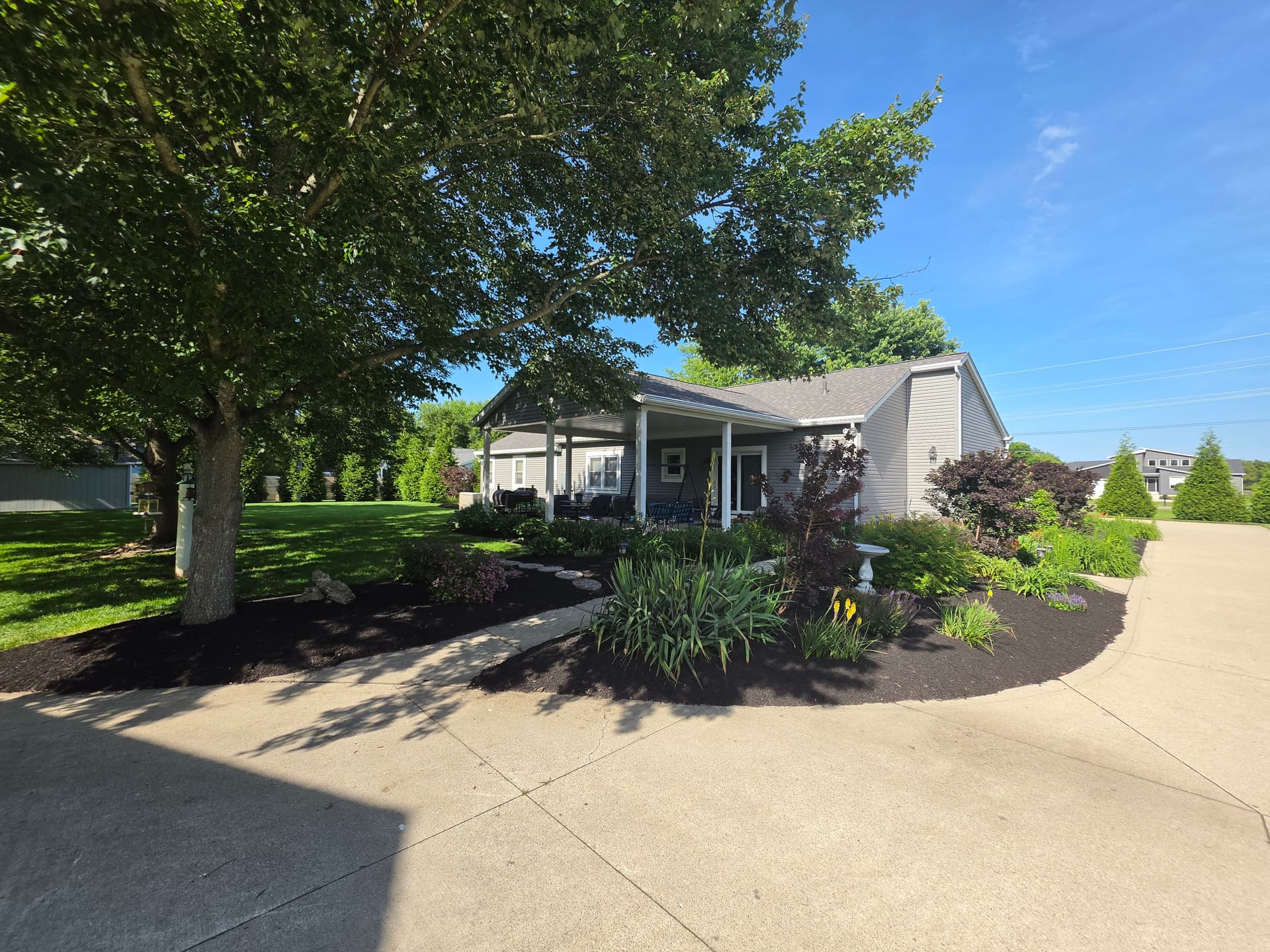 Gallery photos for Fresh Mulch and Clean Beds Keep This Landscape Looking Sharp: Image #5